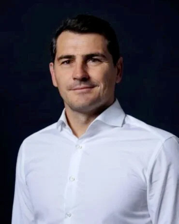 إيكر كاسياس، حارس مرمى إسبانيا وريال مدريد المعتزل والمعلق الرياضي حالياً. 