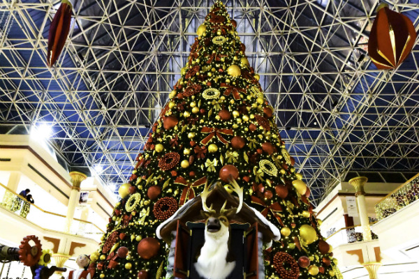Christmas at the Wafi Mall. Tallest Christmas tree in all of Dubai, U.A.E  Stock Photo - Alamy