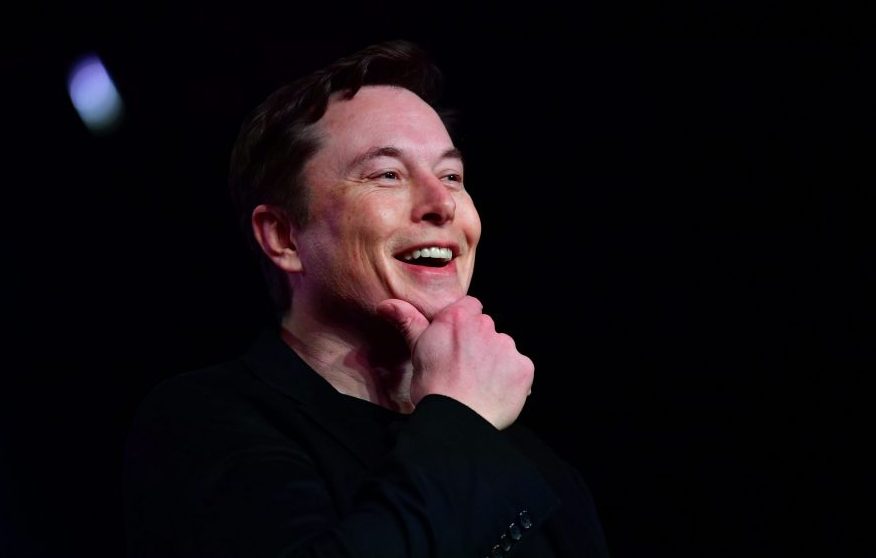 يغرد المسك بأنه يشتري ManU في سلسلة رسائل يمزح فيها عن السياسة