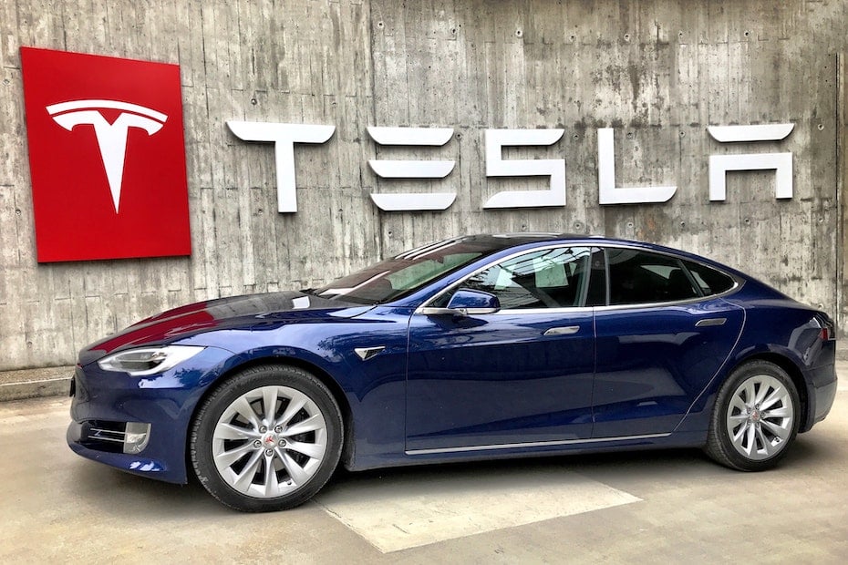 Tesla deals recalls cars