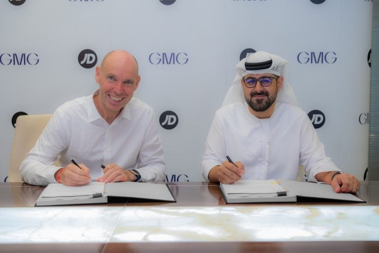 Régis Schultz, CEO of JD Sports (L) and Mohammad A. Baker, Deputy Chairman and CEO of GMG (R) at the signing of the franchise agreement _ image GMG