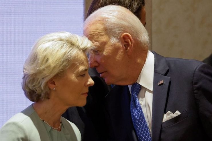 US President Joe Biden (R) speaks with European Commission President Ursula von der Leyen