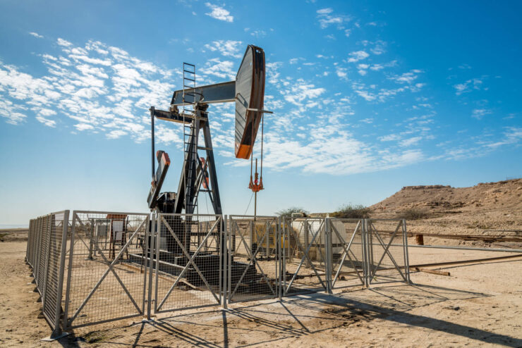 Oil starts week lower on signs of easing Middle East conflict