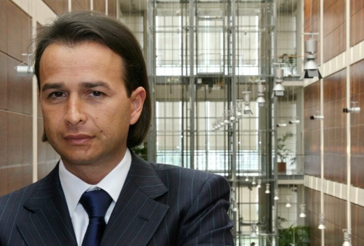 Turin, ITALY: IPI S.p.a Group's Chief executive Danilo Coppola poses at Fiat's headquarters during a general shareholders meeting in Turin, 03 May 2006. AFP PHOTO / GIUSEPPE CACACE (Photo credit should read GIUSEPPE CACACE/AFP via Getty Images)