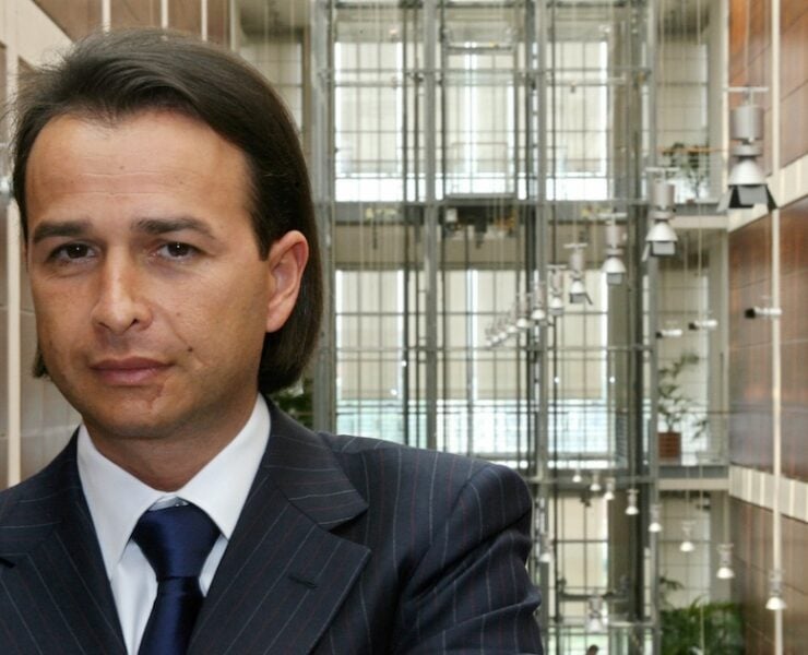 Turin, ITALY: IPI S.p.a Group's Chief executive Danilo Coppola poses at Fiat's headquarters during a general shareholders meeting in Turin, 03 May 2006. AFP PHOTO / GIUSEPPE CACACE (Photo credit should read GIUSEPPE CACACE/AFP via Getty Images)