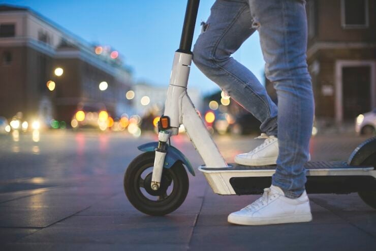 Dubai: RTA lifts ban on e-scooters for metro commutersImage: Getty Images