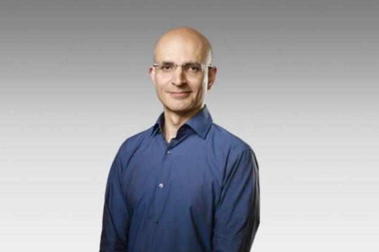 Leadership shuffle at Apple: Who's taking over as COO?