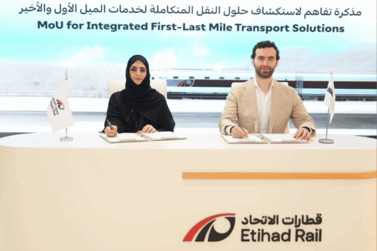 L to R: Azza Alsuwaidi, deputy CEO of Etihad Rail Mobility, and Islam Abdul Karim, regional head, Yango Group Middle East signing the MoU